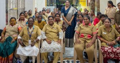 பெண் ஆட்டோ ஓட்டுநர்களுக்கு நலத்திட்ட உதவிகளை வழங்கிய நடிகை அனுமோல்! பெண் ஆட்டோ ஓட்டுநர்களுக்கு நலத்திட்ட உதவிகளை வழங்கிய நடிகை அனுமோல்!