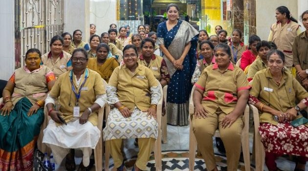 பெண் ஆட்டோ ஓட்டுநர்களுக்கு நலத்திட்ட உதவிகளை வழங்கிய நடிகை அனுமோல்! பெண் ஆட்டோ ஓட்டுநர்களுக்கு நலத்திட்ட உதவிகளை வழங்கிய நடிகை அனுமோல்!